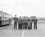 880873 Groepsportret van nieuwe stadsbuschauffeurs bij het Gemeentelijk Vervoerbedrijf Utrecht (G.V.U.) op de remise ...